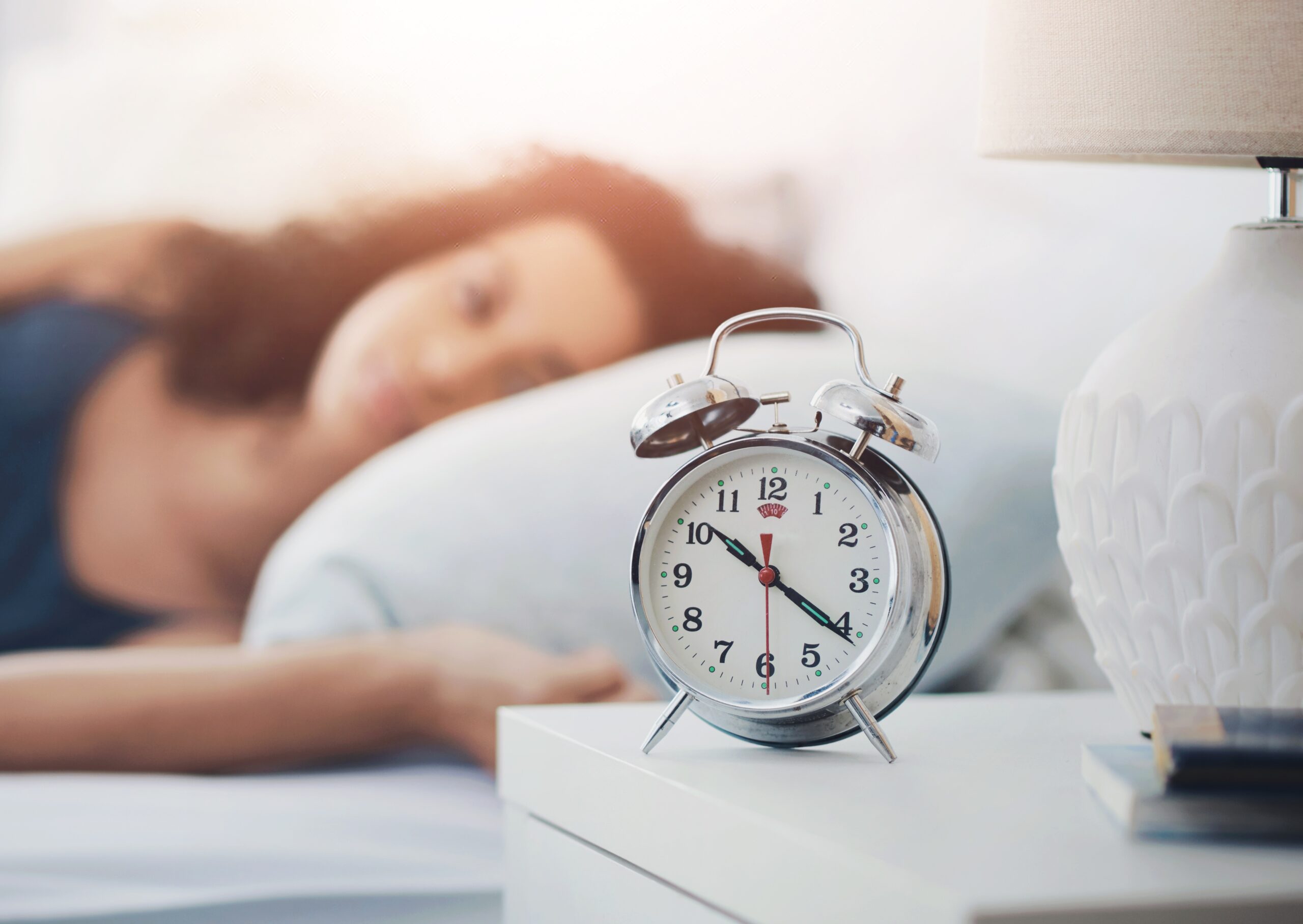 Alarm,,Clock,And,Woman,In,Bed,With,Depression,,Sad,Or őszi_vashiány_fáradtság